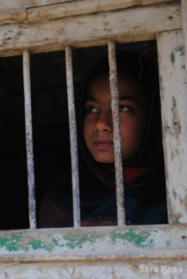 Enfant en Afghanistan — photographie documentaire de Sara Rasa, portrait feminisme et resilience